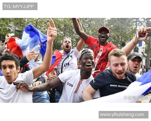 沙滩上的足球梦想：球星与自拍镜头中的运动激情与活力